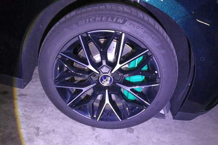 Used BYD Han 2022 EV 610 km All-Wheel-Drive Qianshan Cui Limited Edition Right Front Wheel Hub