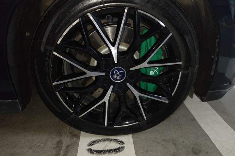 Used BYD Han 2022 EV 610 km All-Wheel-Drive Qianshan Cui Limited Edition Right Front Wheel Hub