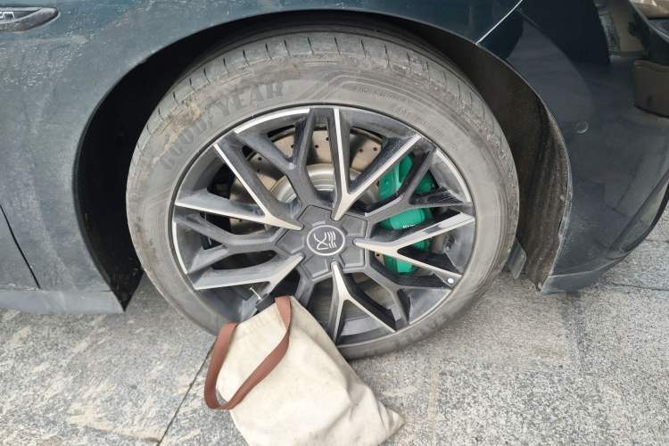 Used BYD Han 2022 EV 610 km All-Wheel-Drive Qianshan Cui Limited Edition Right Front Wheel Hub