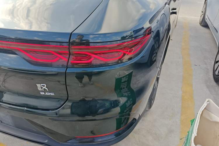 Used BYD Han 2022 EV 610 km All-Wheel-Drive Qianshan Cui Limited Edition Right Rear Taillight