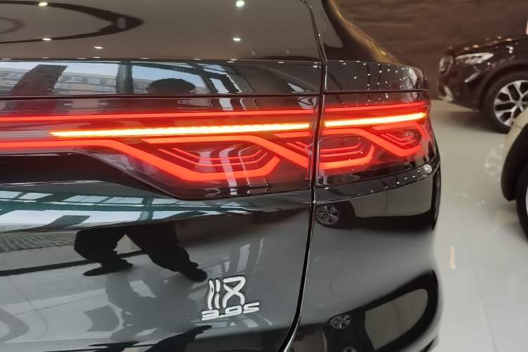 Used BYD Han 2022 EV 610 km All-Wheel-Drive Qianshan Cui Limited Edition Right Rear Taillight