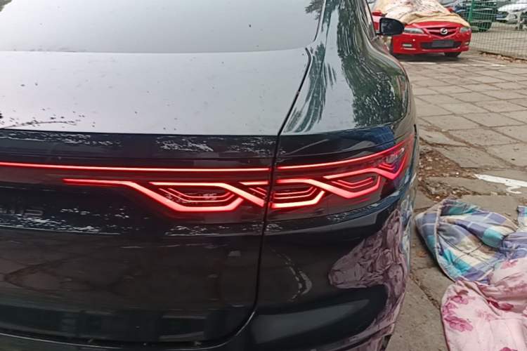 Used BYD Han 2022 EV 610 km All-Wheel-Drive Qianshan Cui Limited Edition Right Rear Taillight