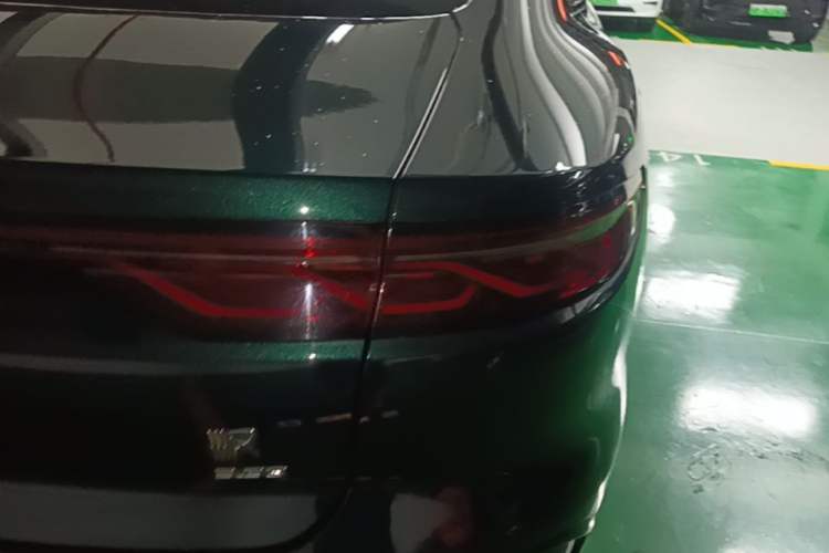Used BYD Han 2022 EV 610 km All-Wheel-Drive Qianshan Cui Limited Edition Right Rear Taillight
