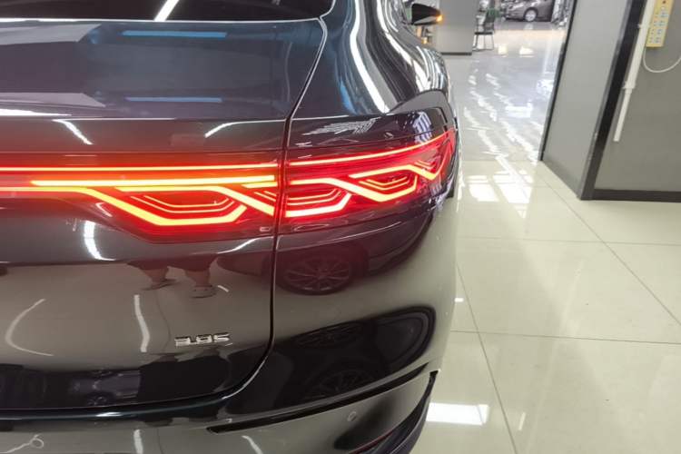Used BYD Han 2022 EV 610 km All-Wheel-Drive Qianshan Cui Limited Edition Right Rear Taillight