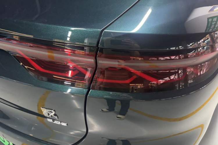 Used BYD Han 2022 EV 610 km All-Wheel-Drive Qianshan Cui Limited Edition Right Rear Taillight