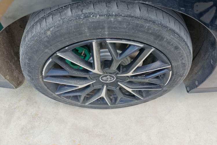 Used BYD Han 2022 EV 610 km All-Wheel-Drive Qianshan Cui Limited Edition Right Rear Wheel Hub