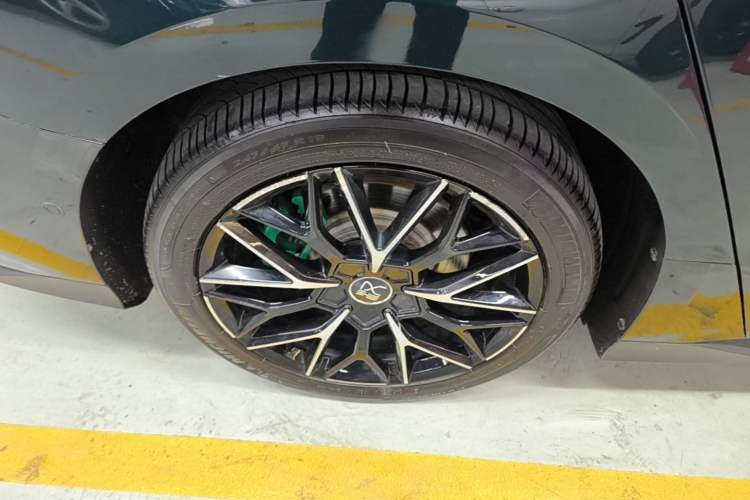 Used BYD Han 2022 EV 610 km All-Wheel-Drive Qianshan Cui Limited Edition Right Rear Wheel Hub