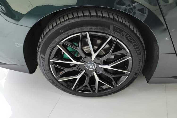 Used BYD Han 2022 EV 610 km All-Wheel-Drive Qianshan Cui Limited Edition Right Rear Wheel Hub