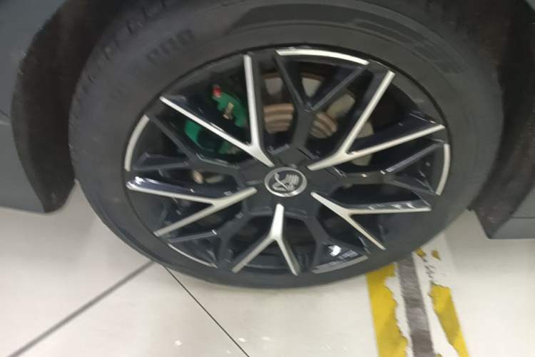 Used BYD Han 2022 EV 610 km All-Wheel-Drive Qianshan Cui Limited Edition Right Rear Wheel Hub