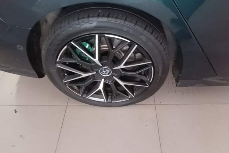 Used BYD Han 2022 EV 610 km All-Wheel-Drive Qianshan Cui Limited Edition Right Rear Wheel Hub