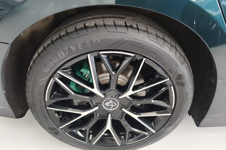 Used BYD Han 2022 EV 610 km All-Wheel-Drive Qianshan Cui Limited Edition Right Rear Wheel Hub