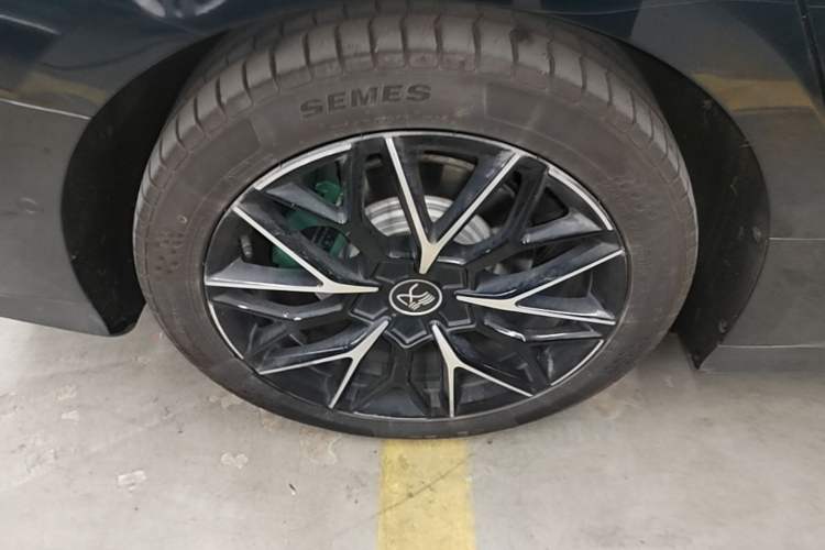 Used BYD Han 2022 EV 610 km All-Wheel-Drive Qianshan Cui Limited Edition Right Rear Wheel Hub
