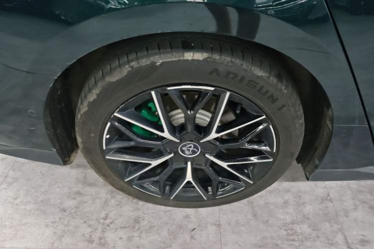 Used BYD Han 2022 EV 610 km All-Wheel-Drive Qianshan Cui Limited Edition Right Rear Wheel Hub