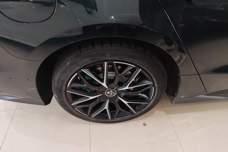 Used BYD Han 2022 EV 610 km All-Wheel-Drive Qianshan Cui Limited Edition Right Rear Wheel Hub