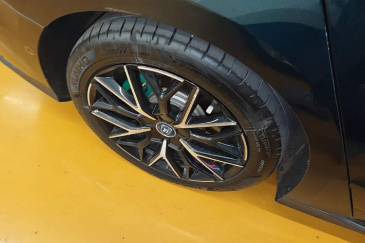 Used BYD Han 2022 EV 610 km All-Wheel-Drive Qianshan Cui Limited Edition Right Rear Wheel Hub