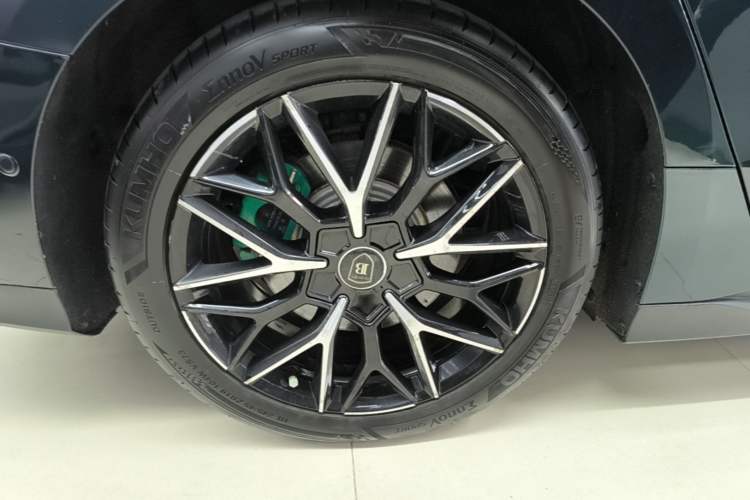 Used BYD Han 2022 EV 610 km All-Wheel-Drive Qianshan Cui Limited Edition Right Rear Wheel Hub