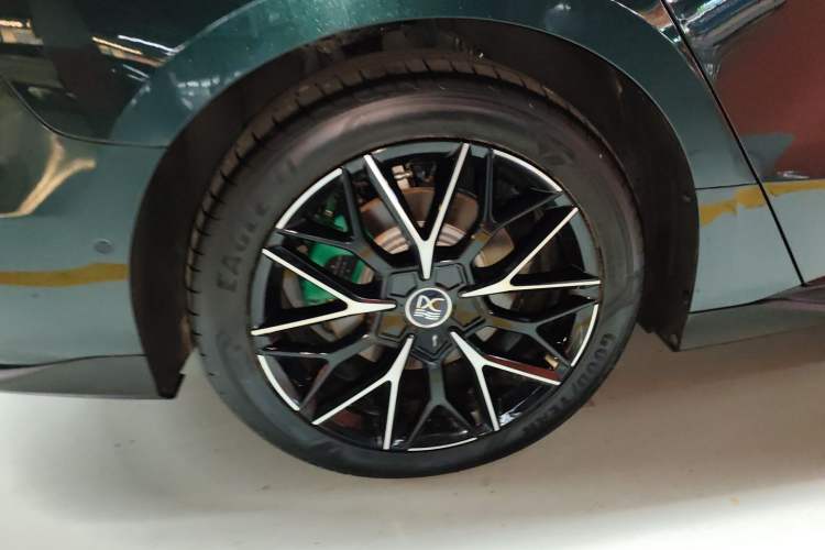 Used BYD Han 2022 EV 610 km All-Wheel-Drive Qianshan Cui Limited Edition Right Rear Wheel Hub
