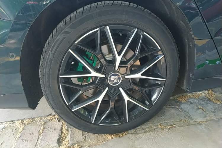 Used BYD Han 2022 EV 610 km All-Wheel-Drive Qianshan Cui Limited Edition Right Rear Wheel Hub