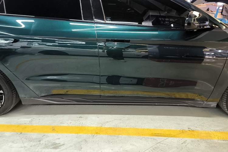 Used BYD Han 2022 EV 610 km All-Wheel-Drive Qianshan Cui Limited Edition Right Side Sill