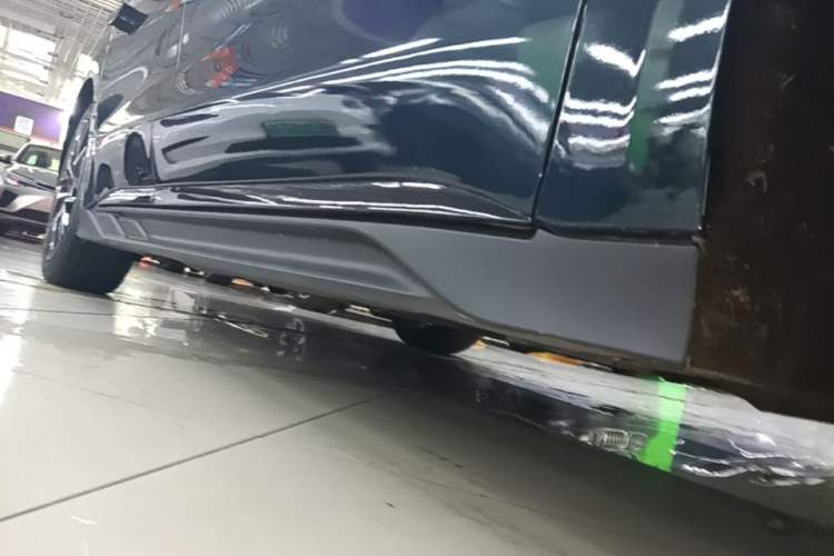 Used BYD Han 2022 EV 610 km All-Wheel-Drive Qianshan Cui Limited Edition Right Side Sill