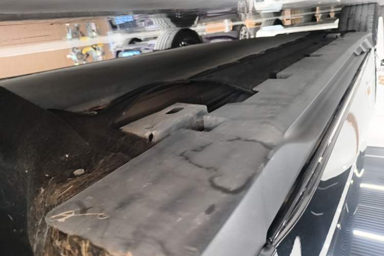 Used BYD Han 2022 EV 610 km All-Wheel-Drive Qianshan Cui Limited Edition Right Side Sill