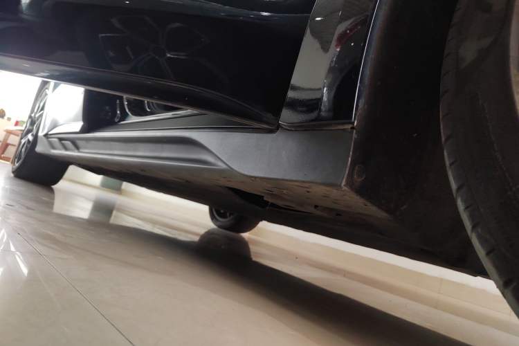 Used BYD Han 2022 EV 610 km All-Wheel-Drive Qianshan Cui Limited Edition Right Side Sill