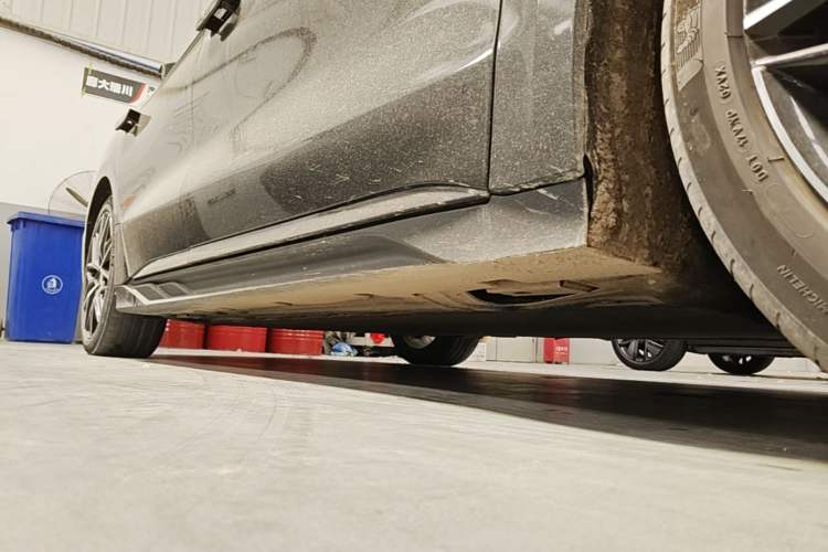 Used BYD Han 2022 EV 610 km All-Wheel-Drive Qianshan Cui Limited Edition Right Side Sill