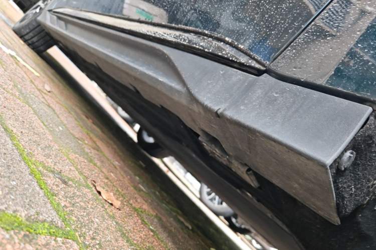 Used BYD Han 2022 EV 610 km All-Wheel-Drive Qianshan Cui Limited Edition Right Side Sill
