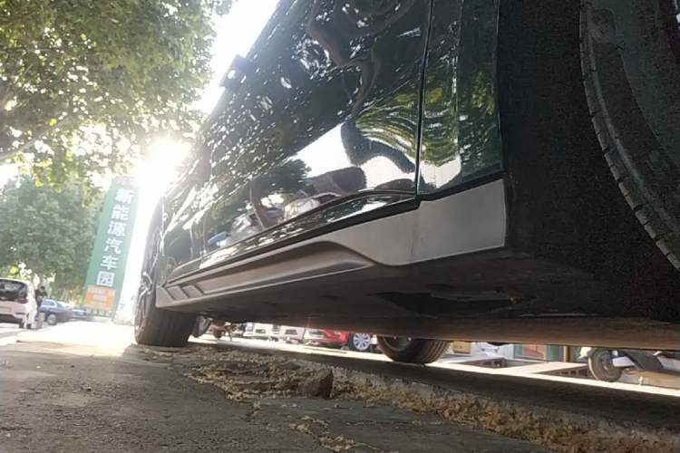 Used BYD Han 2022 EV 610 km All-Wheel-Drive Qianshan Cui Limited Edition Right Side Sill