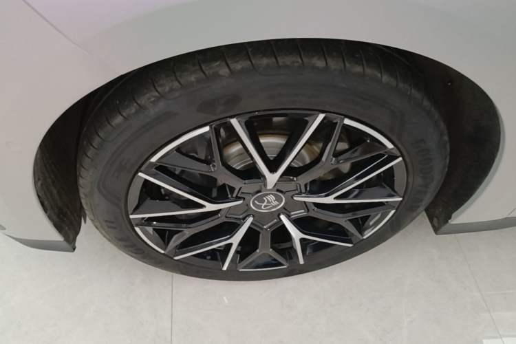 Used BYD Han 2022 EV Genesis Edition 610KM All-Wheel Drive Premium Model Left Front Wheel Hub
