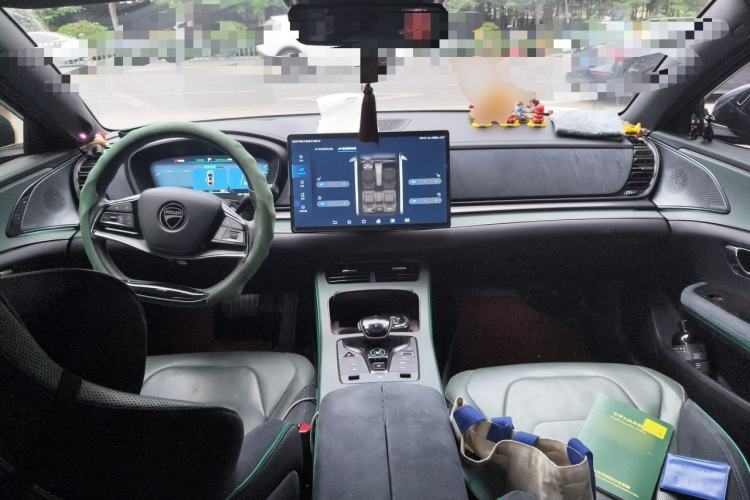 Used BYD Han 2022 EV 610 km All-Wheel-Drive Qianshan Cui Limited Edition Center Console