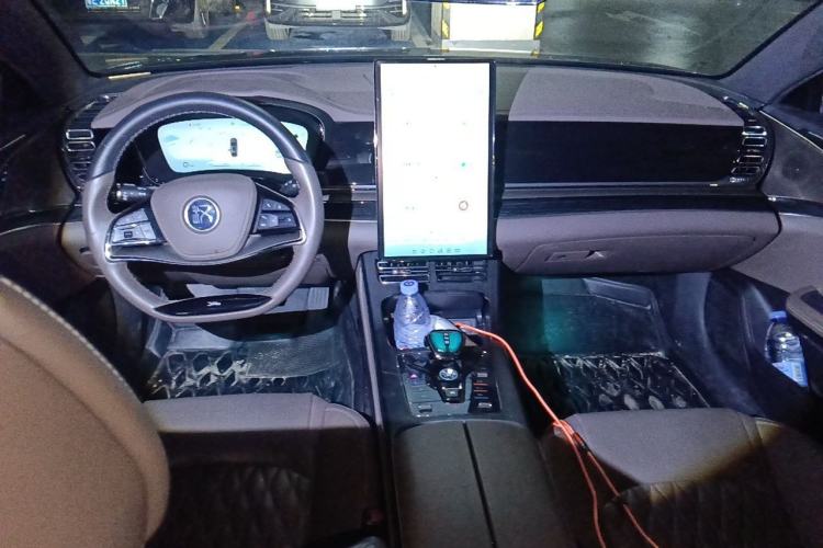 Used BYD Han 2022 DM-i 121KM Luxury Model Center Console