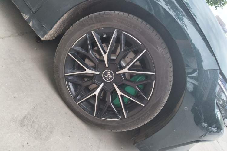 Used BYD Han 2022 EV 610 km All-Wheel-Drive Qianshan Cui Limited Edition Right Front Wheel Hub