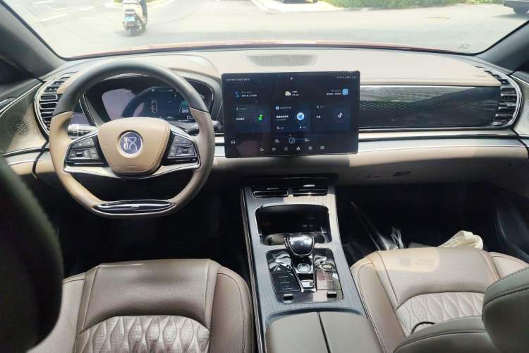 Used BYD Han 2022 DM-i 121KM Luxury Model Center Console