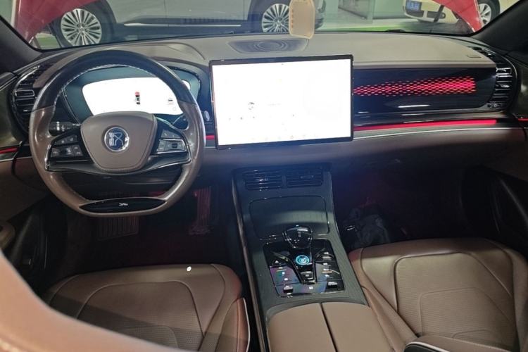 Used BYD Han 2022 DM-i 121KM Luxury Model Center Console