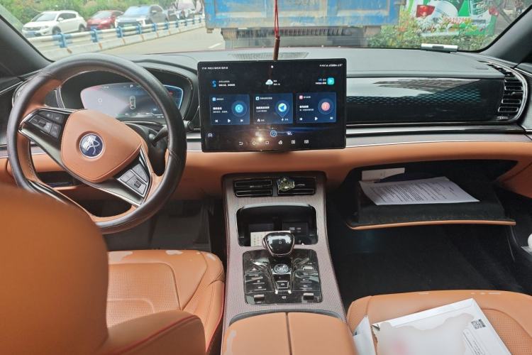 Used BYD Han 2022 DM-i 121KM Luxury Model Center Console
