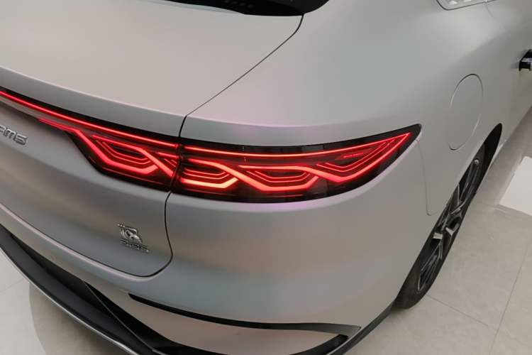Used BYD Han 2022 EV Genesis Edition 610KM All-Wheel Drive Premium Model Right Rear Taillight