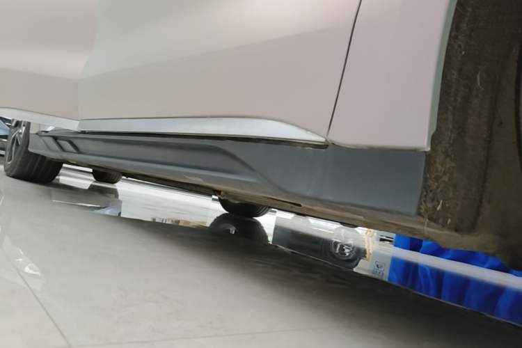 Used BYD Han 2022 EV Genesis Edition 610KM All-Wheel Drive Premium Model Right Side Sill