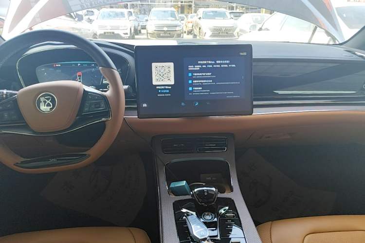 Used BYD Han 2022 DM-i 121KM Luxury Model Audio And AC Panel