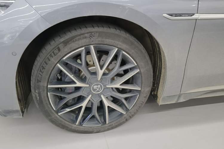 Used BYD Han 2022 EV Genesis Edition 610KM All-Wheel Drive Premium Model Left Front Wheel Hub