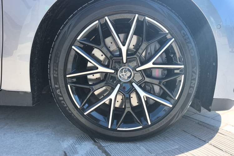 Used BYD Han 2022 EV Genesis Edition 610KM All-Wheel Drive Premium Model Right Front Wheel Hub
