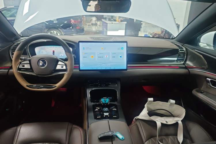 Used BYD Han 2022 EV 610 km All-Wheel-Drive Qianshan Cui Limited Edition Center Console