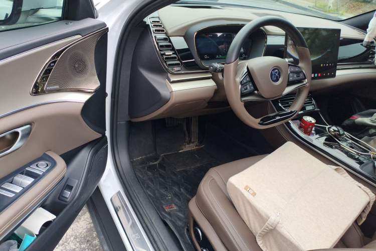 Used BYD Han 2022 EV Genesis Edition 715KM Front-Wheel-Drive Prestige Model Interior 3