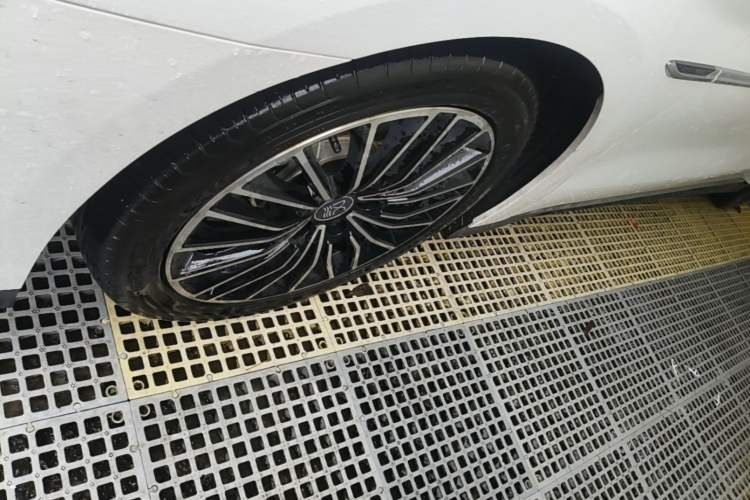Used BYD Han 2022 DM-i 121KM Prestige Model Left Front Wheel Hub