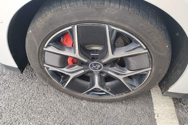 Used BYD Han 2022 EV Genesis Edition 715 km Front-Wheel-Drive Flagship Model Left Front Wheel Hub