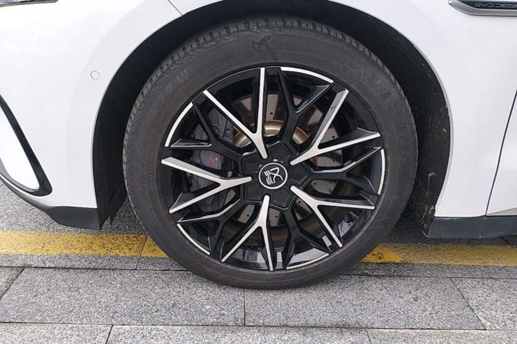 Used BYD Han 2022 EV Genesis Edition 610KM All-Wheel Drive Premium Model Left Front Wheel Hub