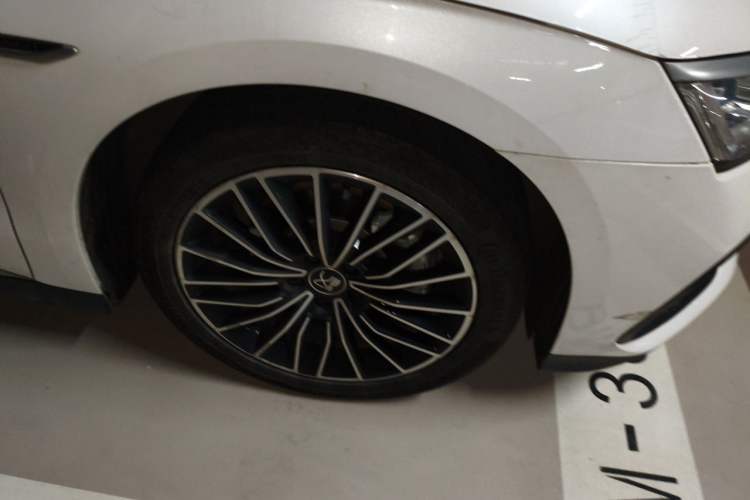 Used BYD Han 2022 DM-i 121KM Prestige Model Right Front Wheel Hub