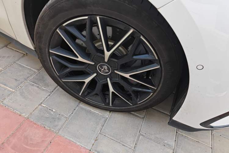 Used BYD Han 2022 EV Genesis Edition 610KM All-Wheel Drive Premium Model Right Front Wheel Hub