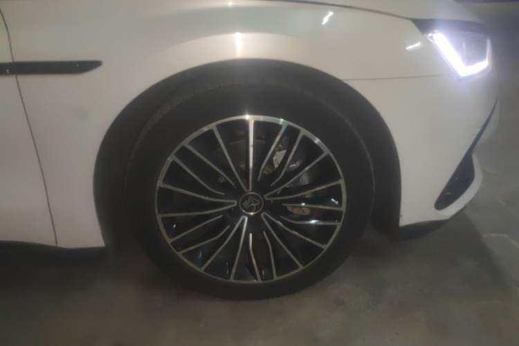 Used BYD Han 2022 DM-i 121KM Prestige Model Right Front Wheel Hub
