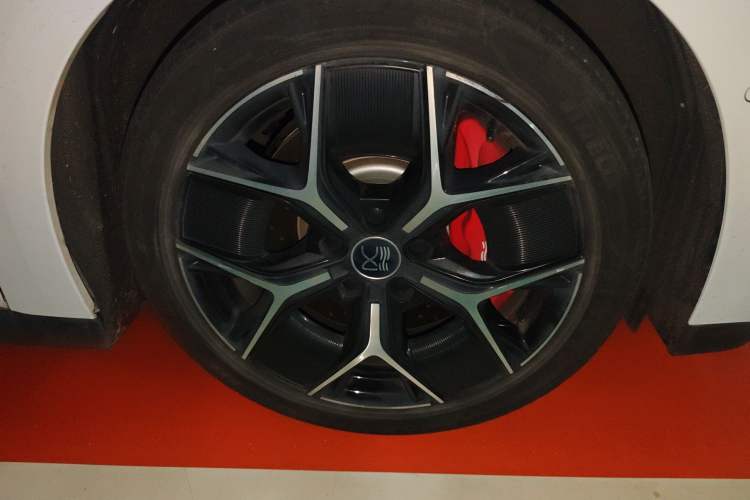 Used BYD Han 2022 EV Genesis Edition 715 km Front-Wheel-Drive Flagship Model Right Front Wheel Hub